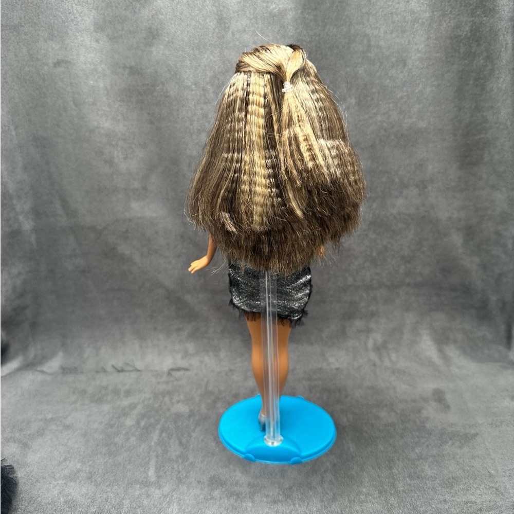 Fashion Fever Styles For 2 Brunette Barbie Doll - Picture 5 of 9
